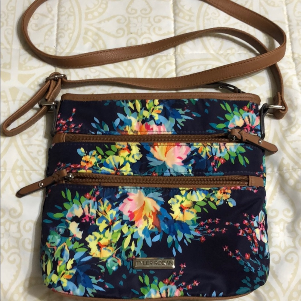 Tyler Rodan  crossbody Pruse. Vinyl Trim..